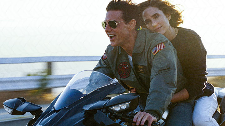 tom cruise portant des ray ban sur une moto pour le film Top Gun