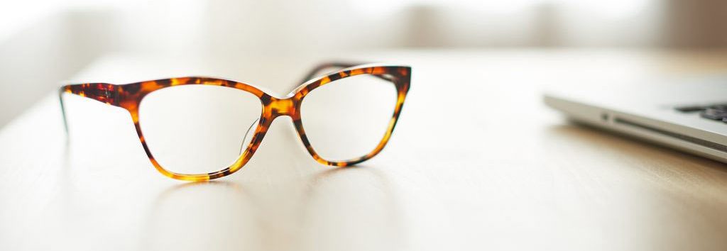 Les lunettes d’ordinateur : symptômes et traitements pour le confort
